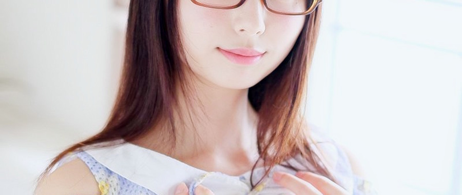 メガネをかけた知的な女の子