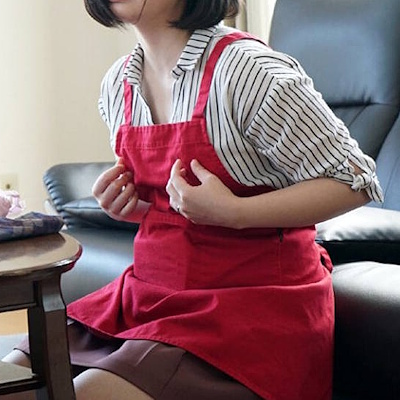 服の上から乳首を触る女性