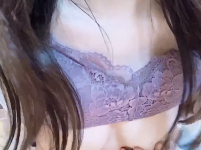 崩れ落ちるようにカメラに近づく女子大生