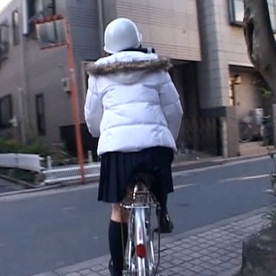 自転車に乗る松島リナ