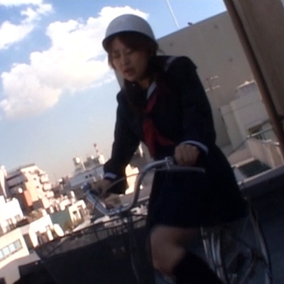 ペダルを漕ぎながら内股気味になってきた松島リナ