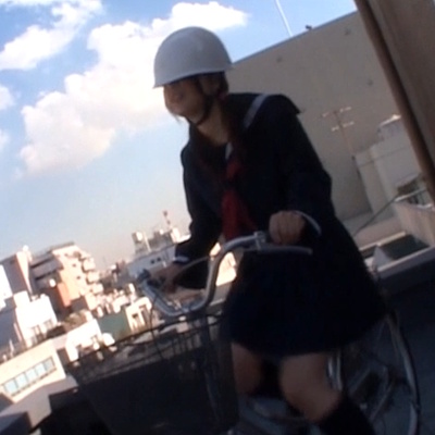 ヘルメットが外れそうになる松島リナ