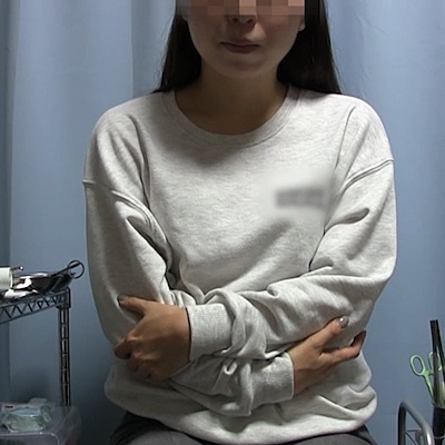 性的質問を受ける実験体女性