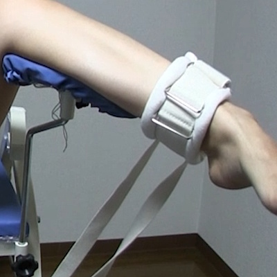 ピンと伸びた実験体女性のつま先