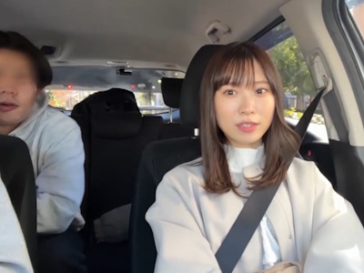車内でスタッフと話す佐々木ひな