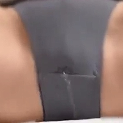 パンツのクロッチ部分の縫い目の隙間から漏れだすオシッコ