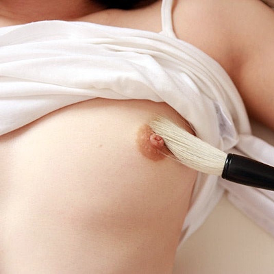 乳首を筆で刺激する様子