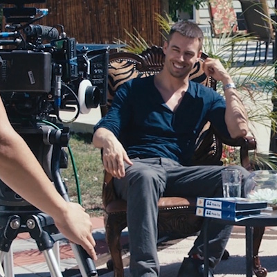 テレビの取材を受けるエディ