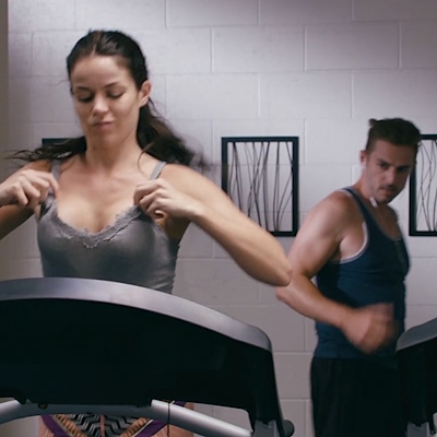 ルームランナーを走るエドナとエドナのおっぱいを見つめる男