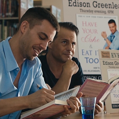 サイン会をするエディと代理人のスティーブ