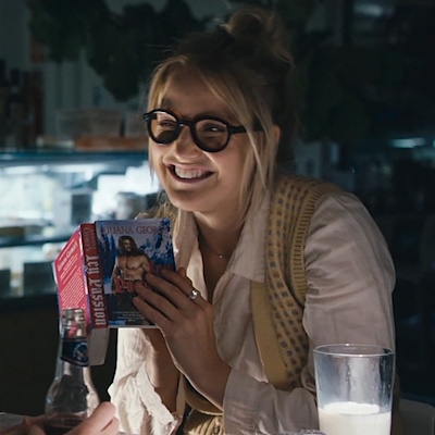 バーに読書しにくるジェス