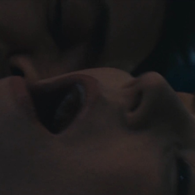 喘ぎ声を出すインタビュアー