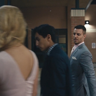 女性のケツを目で追いかけるエディ