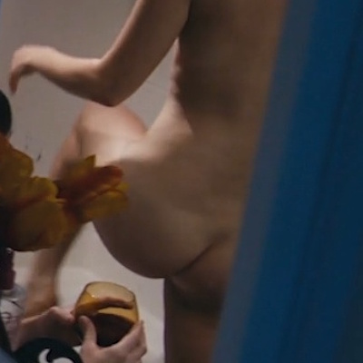 ミラーに映ったジェスのお尻