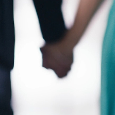 手をつなぐエディとジェス