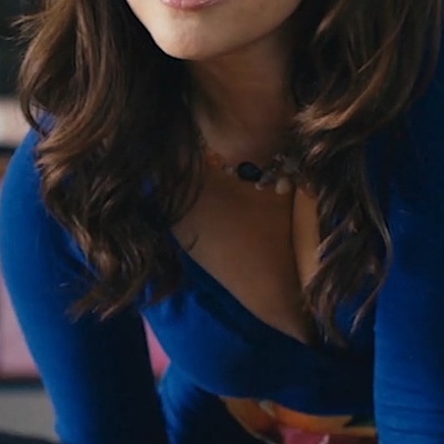 エディのサインをもらうセクシーな女性の胸の谷間