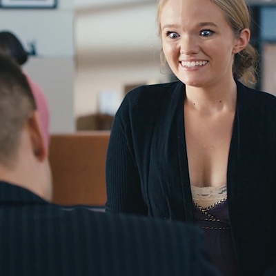 エディのサインをもらう地味女性