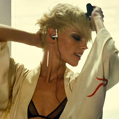 ダンスをするローラ