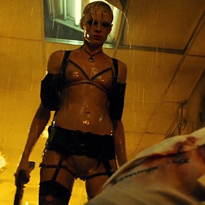 スプリンクラーで濡れるローラ