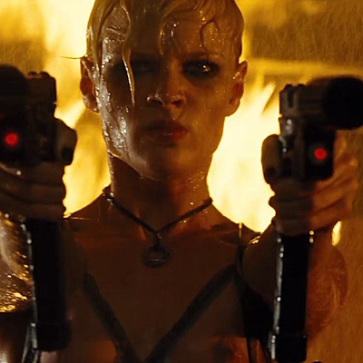 濡れながらマシンガンをかまえるローラ