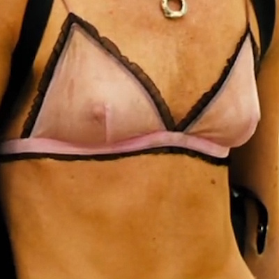 スケスケブラで丸見えになった乳首