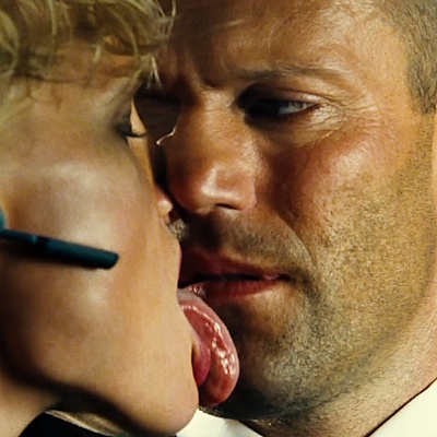 フランクの顔面を舐め始めるローラ