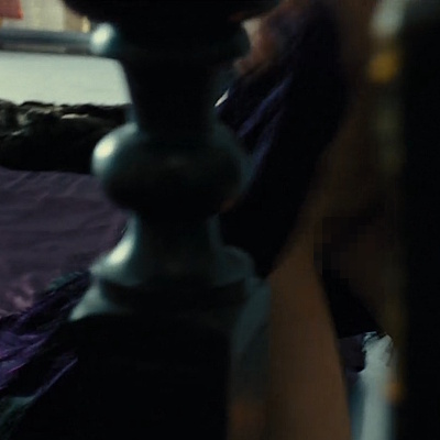 柱で隠せてないローラの股間