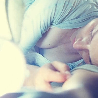 ライトで露になるオードリーの胸の谷間