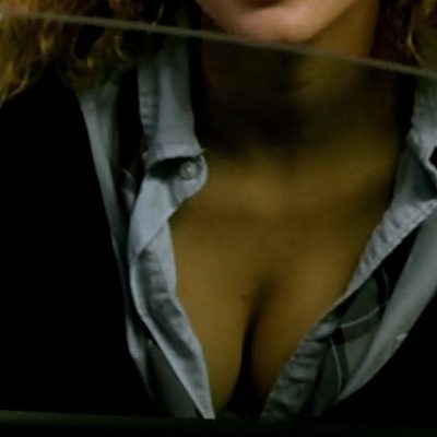 強盗の少女の胸の谷間