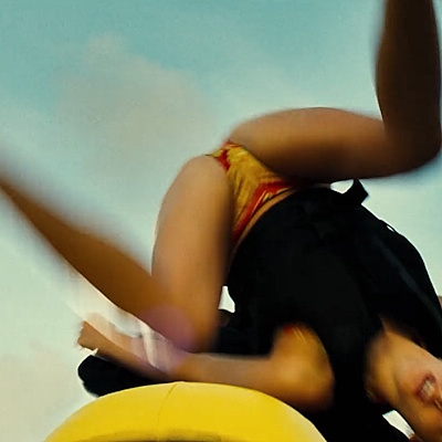 一回転する女性