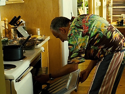 料理を作るタルコニ警部