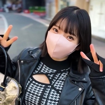 ピースサインをする九井スナオ