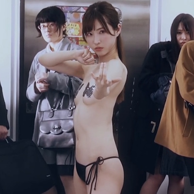 電車内で構えをとる鉄子