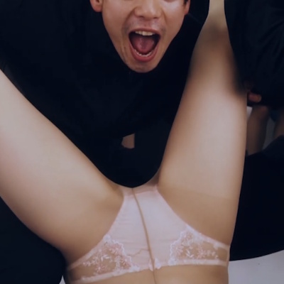 開脚したあきらの股間