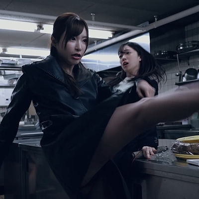 蹴りを放つ鉄子