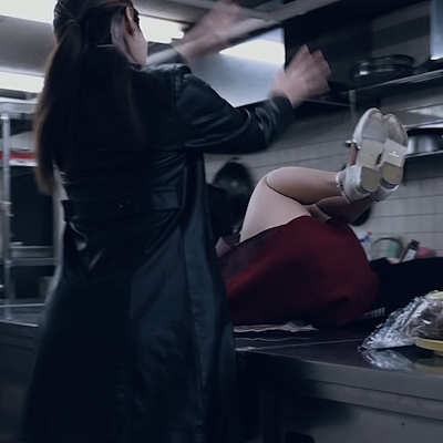 調理台の上に乗せられたあきら