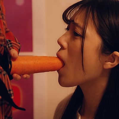 ニンジンを咥えるあきら