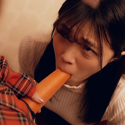 上目遣いのフェラ顔になるあきら