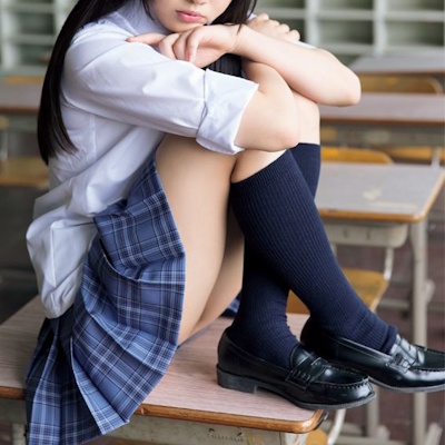 体育座りをする女性